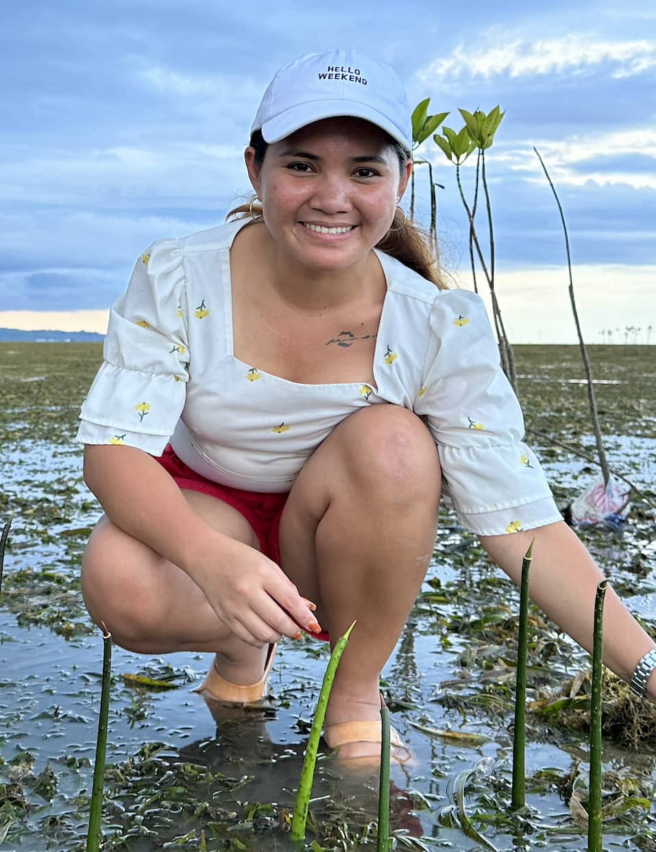 Marinel, activiste climat, plante des grains de mangrove